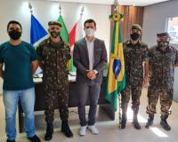 Assinatura do termo de posse da junta militar.