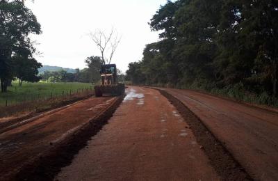 Cons&oacute;rcio Nascente do Pantanal manda patrolar estrada que liga o Distrito do Sonho Azul ao Cacho