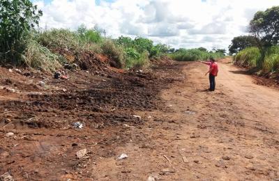 Vice-prefeito Fransuelo Ferrai e vereador Elton Queiroz, acompanham obras no munic&iacute;pio