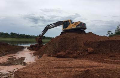 Prefeitura realiza obra na represa do Carna&iacute;ba, para regularizar o abastecimento de &aacute;gua