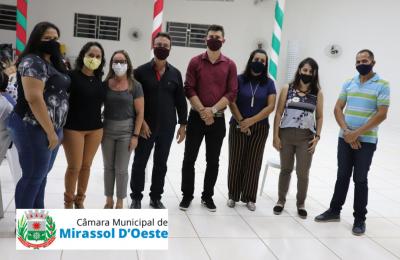 Entrega de materiais aos alunos do Curso T&eacute;cnico  de Agropecu&aacute;ria