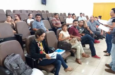 Educa&ccedil;&atilde;o re&uacute;ne equipe do transporte escolar e lideres universit&aacute;rios